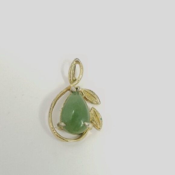 Vintage Little Green Pear Shaped Pendant Gold Tone Leaf Design Setting Charm - Picture 1 of 6